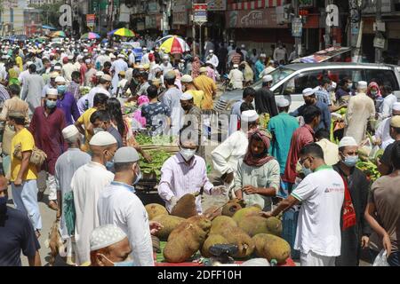 Il popolo del Bangladesh ha dirottato un mercato di holi senza preoccuparsi della distanza fisica cruciale per controllare la diffusione del coronavirus (COVID-19), a Dhaka, Bangladesh, 17 luglio 2020. Foto di Kanti Das Suvra/ABACAPRESS.COM Foto Stock