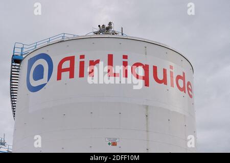 Una visione generale dello stabilimento Air liquide di Feyzin, vicino a Lione, Francia, il 16 luglio 2020, dove la produzione di idrogeno viene compressa per lo stoccaggio ad alta pressione in forma gassosa. L'idrogeno può essere utilizzato come materia prima, combustibile o trasportatore di energia e stoccaggio, e ha molte applicazioni possibili nei settori dell'industria, dei trasporti, dell'energia e degli edifici. Cosa ancora più importante, non emette CO2 e non inquina l'aria quando viene utilizzata. E' quindi una parte importante della soluzione per raggiungere l'obiettivo di neutralità climatica del 2050 dell'accordo verde europeo. Foto di Julien Reynaud/APS-Medias/ABACAPRESS.COM Foto Stock