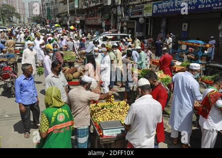 Il popolo del Bangladesh ha dirottato un mercato di holi senza preoccuparsi della distanza fisica cruciale per controllare la diffusione del coronavirus (COVID-19), a Dhaka, Bangladesh, 17 luglio 2020. Foto di Kanti Das Suvra/ABACAPRESS.COM Foto Stock