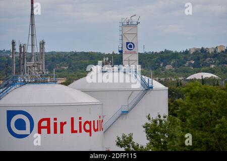 Una visione generale dello stabilimento Air liquide di Feyzin, vicino a Lione, Francia, il 16 luglio 2020, dove la produzione di idrogeno viene compressa per lo stoccaggio ad alta pressione in forma gassosa. L'idrogeno può essere utilizzato come materia prima, combustibile o trasportatore di energia e stoccaggio, e ha molte applicazioni possibili nei settori dell'industria, dei trasporti, dell'energia e degli edifici. Cosa ancora più importante, non emette CO2 e non inquina l'aria quando viene utilizzata. E' quindi una parte importante della soluzione per raggiungere l'obiettivo di neutralità climatica del 2050 dell'accordo verde europeo. Foto di Julien Reynaud/APS-Medias/ABACAPRESS.COM Foto Stock