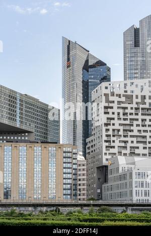 Parigi, Francia - 13 giu 2020: Moderni grattacieli della sede centrale a la Defense Foto Stock