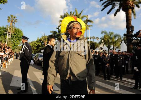 File photo datato 13 maggio 2010 del capo indigeno brasiliano Caiapo Raoni che arriva alla prima di on Tour (Tournee) durante il 63° Festival di Cannes a Cannes, Francia meridionale. Il leader indigeno Raoni Metuktyre, uno dei più noti difensori della foresta amazzonica, è "tabella" dopo aver ricevuto una trasfusione di sangue in ospedale, ha detto domenica il suo istituto. Raoni, capo della popolazione Kayapo nel nord del Brasile, è stato ricoverato da giovedì per debolezza, mancanza di respiro, scarso appetito e diarrea. Foto di Hahn-Nebinger-Orban/ABACAPRESS.COM Foto Stock