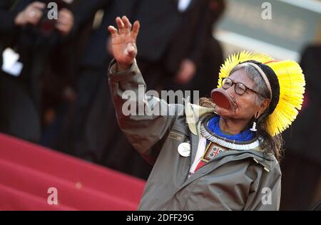 File photo datato 13 maggio 2010 del capo indigeno brasiliano Caiapo Raoni che arriva alla prima di on Tour (Tournee) durante il 63° Festival di Cannes a Cannes, Francia meridionale. Il leader indigeno Raoni Metuktyre, uno dei più noti difensori della foresta amazzonica, è "tabella" dopo aver ricevuto una trasfusione di sangue in ospedale, ha detto domenica il suo istituto. Raoni, capo della popolazione Kayapo nel nord del Brasile, è stato ricoverato da giovedì per debolezza, mancanza di respiro, scarso appetito e diarrea. Foto di Hahn-Nebinger-Orban/ABACAPRESS.COM Foto Stock