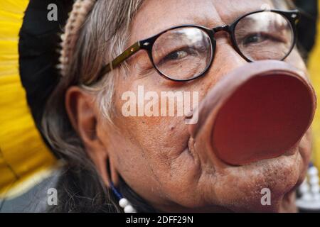 File photo datato 13 maggio 2010 del capo indigeno brasiliano Caiapo Raoni che arriva alla prima di on Tour (Tournee) durante il 63° Festival di Cannes a Cannes, Francia meridionale. Il leader indigeno Raoni Metuktyre, uno dei più noti difensori della foresta amazzonica, è "tabella" dopo aver ricevuto una trasfusione di sangue in ospedale, ha detto domenica il suo istituto. Raoni, capo della popolazione Kayapo nel nord del Brasile, è stato ricoverato da giovedì per debolezza, mancanza di respiro, scarso appetito e diarrea. Foto di Hahn-Nebinger-Orban/ABACAPRESS.COM Foto Stock