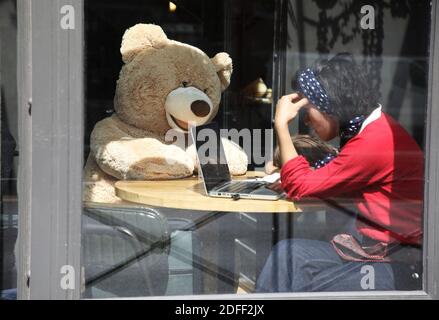Atmosfera nelle strade di Parigi a Saint Germain des Pres, la Brasserie le Choupinet vicino al jardin du Luxembourg, a Parigi, Francia, il 20 luglio 2020. Foto di Denis Guignebourg/ABACAPRESS.COM Foto Stock