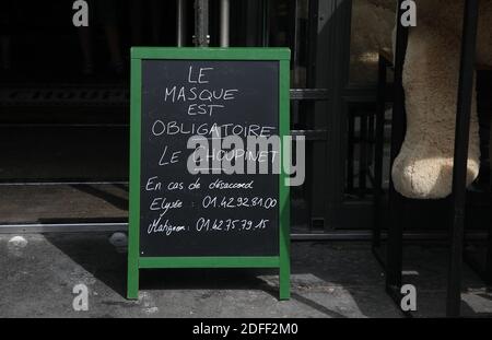 Atmosfera nelle strade di Parigi a Saint Germain des Pres, la Brasserie le Choupinet vicino al jardin du Luxembourg, a Parigi, Francia, il 20 luglio 2020. Foto di Denis Guignebourg/ABACAPRESS.COM Foto Stock