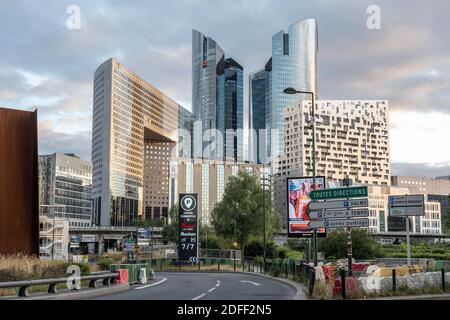 Parigi, Francia - 30 giu 2020: Moderni grattacieli della sede centrale a la Defense Foto Stock