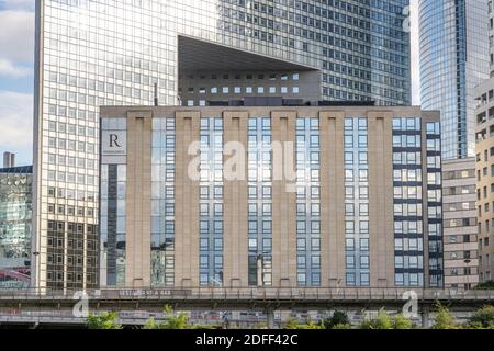 Parigi, Francia - 13 giu 2020: Renaissance Hotel Facade a la Defense Foto Stock