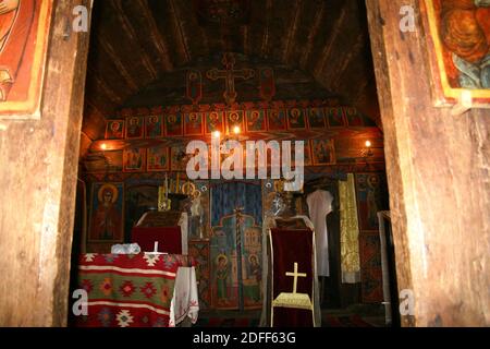 Il Museo del Villaggio, Bucarest, Romania. Interno della chiesa in legno del 18 ° secolo dalla contea di Gorj. Foto Stock