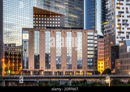 Parigi, Francia - 18 giu 2020: Facciata rinascimentale dell'hotel di notte a la Defense Foto Stock