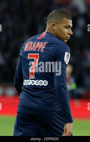 File photo datato 2 novembre 2018 del Kylian Mbappe del PSG durante la prima partita di calcio della Lega francese, PSG vs Lille a Parc des Princes, Francia. Kylian Mbappe è la star mondiale della FIFA 21 di EA Sports. Questo è stato annunciato sia dal giocatore che dalla serie di videogiochi sui social media e non avrebbe dovuto sorprendere nessun appassionato di calcio, visto che il francese di 21 anni è sia uno dei migliori giocatori che uno dei più commerciabili giocatori del calcio mondiale. Foto di Henri Szwarc/ABACAPRESS.COM Foto Stock