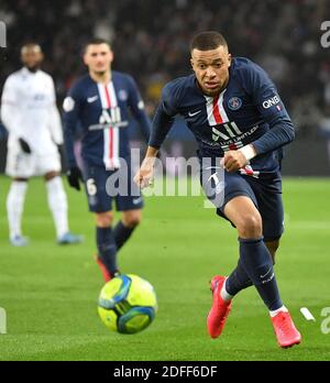 File photo datato 9 febbraio 2020 del Kylian Mbappé di Parigi Saint-Germain durante la partita di calcio francese L1 tra Paris Saint-Germain (PSG) e Lione (OL) allo stadio Parc des Princes di Parigi, Francia. Kylian Mbappe è la star mondiale della FIFA 21 di EA Sports. Questo è stato annunciato sia dal giocatore che dalla serie di videogiochi sui social media e non avrebbe dovuto sorprendere nessun appassionato di calcio, visto che il francese di 21 anni è sia uno dei migliori giocatori che uno dei più commerciabili giocatori del calcio mondiale. Foto di Christian Liegi /ABACAPRESS.COM Foto Stock