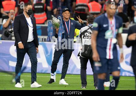 Kylian Mbappe di Parigi Saint Germain festeggia con il trofeo dopo aver vinto la Coppa di Francia durante la finale tra Saint-Etienne e Paris Saint Germain allo Stade de France il 24 luglio 2020 a Saint-Denis, Francia. PSG sconfisse Saint Etienne 1-0 e fu incoronato vincitore della Coppa di Francia. Foto di David Niviere/ABACAPRESS.COM Foto Stock