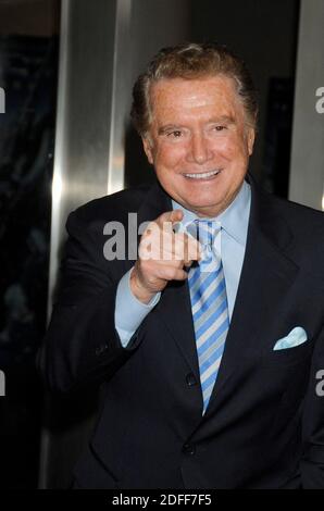 File photo datato 14 luglio 2008 di Regis Philbin in arrivo per la prima mondiale di 'The Dark Knight', con la recita di Heath Ledger, presso l'AMC Loews Lincoln Square a New York City, NY, USA. Regis Philbin, il geniale ospite che ha condiviso la sua vita con gli spettatori della televisione durante il caffè della mattina per decenni e ha aiutato se stesso e alcuni fan a colpirla con il gioco americano che vuole essere un milionario, è morto a 88 anni. Philbin morì di cause naturali venerdì sera, secondo una dichiarazione della sua famiglia fornita dal portavoce. Foto di David Miller/ABACAPRESS.COM Foto Stock