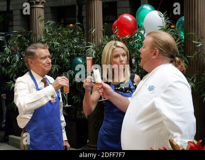 File photo datato 20 giugno 200 dello chef italiano Mario Batali con Kelly Ripa e Regis Philbin durante lo show televisivo 'Regis and Kelly' a New York, NY, USA. Regis Philbin, il geniale ospite che ha condiviso la sua vita con gli spettatori della televisione durante il caffè della mattina per decenni e ha aiutato se stesso e alcuni fan a colpirla con il gioco americano che vuole essere un milionario, è morto a 88 anni. Philbin morì di cause naturali venerdì sera, secondo una dichiarazione della sua famiglia fornita dal portavoce. Foto di Charles Guerin/ABACAPRESS.COM Foto Stock