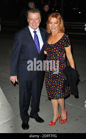 File photo datato 21 aprile 2009 di personalità televisiva Regis Philbin (L) e Joy Philbin in arrivo per la festa della Vanity Fair per il Festival del Cinema Tribeca 2009 al Tribunale Supremo di Stato a New York City, NY, USA. Regis Philbin, il geniale ospite che ha condiviso la sua vita con gli spettatori della televisione durante il caffè della mattina per decenni e ha aiutato se stesso e alcuni fan a colpirla con il gioco americano che vuole essere un milionario, è morto a 88 anni. Philbin morì di cause naturali venerdì sera, secondo una dichiarazione della sua famiglia fornita dal portavoce. Foto di Gregorio Binuya/ABACAPRESS.COM Foto Stock