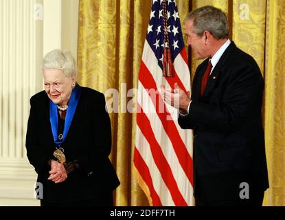 File photo datato 17 novembre 2008 del presidente degli Stati Uniti George W. Bush si congratula con l'attrice Olivia de Havilland dopo averla presentata con il premio National Medals of Arts 2008 durante un evento nella stanza orientale alla Casa Bianca a Washington, DC, USA. Olivia de Havilland, una delle ultime stelle rimaste dell'era d'oro di Hollywood, è morta all'età di 104 anni. La carriera di De Havilland ha percorso più di 50 anni e quasi 50 lungometraggi, ed è stata l'ultima stella sopravvissuta di Gone with the Wind (1939). Foto di Mark Wilson/CNP/ABACAPRESS.COM Foto Stock