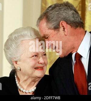 File photo datato 17 novembre 2008 del presidente degli Stati Uniti George W. Bush si congratula con l'attrice Olivia de Havilland dopo averla presentata con il premio National Medals of Arts 2008 durante un evento nella stanza orientale alla Casa Bianca a Washington, DC, USA. Olivia de Havilland, una delle ultime stelle rimaste dell'era d'oro di Hollywood, è morta all'età di 104 anni. La carriera di De Havilland ha percorso più di 50 anni e quasi 50 lungometraggi, ed è stata l'ultima stella sopravvissuta di Gone with the Wind (1939). Foto di Mark Wilson/CNP/ABACAPRESS.COM Foto Stock