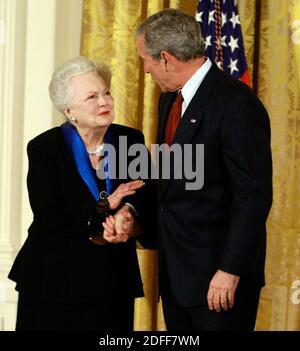 File photo datato 17 novembre 2008 del presidente degli Stati Uniti George W. Bush si congratula con l'attrice Olivia de Havilland dopo averla presentata con il premio National Medals of Arts 2008 durante un evento nella stanza orientale alla Casa Bianca a Washington, DC, USA. Olivia de Havilland, una delle ultime stelle rimaste dell'era d'oro di Hollywood, è morta all'età di 104 anni. La carriera di De Havilland ha percorso più di 50 anni e quasi 50 lungometraggi, ed è stata l'ultima stella sopravvissuta di Gone with the Wind (1939). Foto di Mark Wilson/CNP/ABACAPRESS.COM Foto Stock