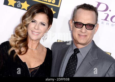 File photo datato 16 gennaio 2014 di Rita Wilson e Tom Hanks partecipano al 19° premio annuale Critics' Choice Movie Awards al Barker Hangar di Santa Monica, Los Angeles, CA, USA. Le star cinematografiche americane Tom Hanks e Rita Wilson sono ufficialmente diventate cittadini della Grecia, ha annunciato il primo ministro del paese. La coppia ha presentato una foto con i loro nuovi passaporti insieme al primo ministro greco Kyriakos Mitsotakis e a sua moglie. Foto di Lionel Hahn/ABACAPRESS.COM Foto Stock