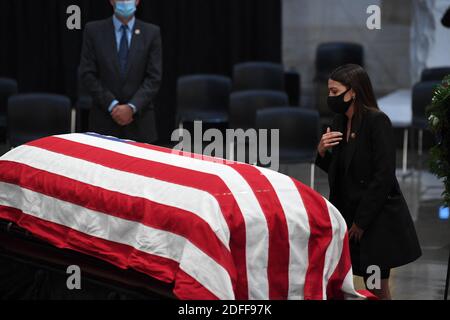 La congressista Alexandria Ocasio-Cortez (D-NY) paga il suo rispetto al congressista John Lewis (D-GA) dopo il servizio commemorativo il 27 luglio 2020 nella rotonda del Campidoglio degli Stati Uniti a Washington D.C.Foto di Matt McClain/Pool/ABACAPRESS.COM Foto Stock