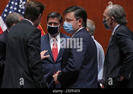 Stephen Boyd (C) parla con la Camera Judiciary Committee Rank member Rep. Jim Jordan (R-OH) e altri membri repubblicani del comitato durante una pausa nella testimonianza del procuratore generale William Barr nell'Auditorium del Congresso presso il Capitol Visitors Center degli Stati Uniti il 28 luglio, 2020 a Washington, DC, USA. Nella sua prima testimonianza del Congresso in più di un anno, Barr ha affrontato delle domande della commissione sul suo spiegamento di agenti federali per l'applicazione della legge a Portland, Oregon, e in altre città in risposta alle proteste della materia Black Lives; la sua r Foto Stock