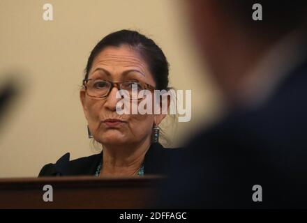 Il Rep. Degli Stati Uniti Deb Haaland (D-NM) ha interrogato il maggiore Adam DeMarco della Guardia Nazionale del Distretto di Columbia mentre testimonia il confronto del 1 giugno con i manifestanti a Lafayette Square vicino alla Casa Bianca durante un'audizione del Comitato delle risorse naturali della Casa su Capitol Hill a Washington, DC, USA, 28 luglio 2020. Foto di Leah Millis/piscina/ABACAPRESS.COM Foto Stock