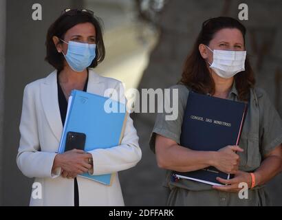 Il Ministro della Difesa francese Florence Parly e il Ministro dello Sport Junior francese Roxana Maracineanu lasciano il palazzo Elysee dopo la riunione settimanale del gabinetto, il 29 luglio 2020 a Parigi, Francia. Foto di Christian Liegi/ABACAPRESS.COM Foto Stock