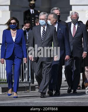 Membri della leadership del Congresso, tra cui il Presidente della Camera Nancy Pelosi (D-CA), il leader della maggioranza del Senato Mitch McConnell (R-KY). Chuck Schumer (D-NY), il leader della minoranza della Camera Kevin McCarthy (R-CA) e il leader della maggioranza della Camera Steny Hoyer (D-MD) arrivano per vedere il casket di John Lewis, pioniere dei diritti civili e membro del Congresso da tempo che morì il 17 luglio, dopo aver mentito nello stato di Washington, DC, USA, il 29 luglio 2020. Foto di Erin Scott/Pool/ABACAPRESS.COM Foto Stock