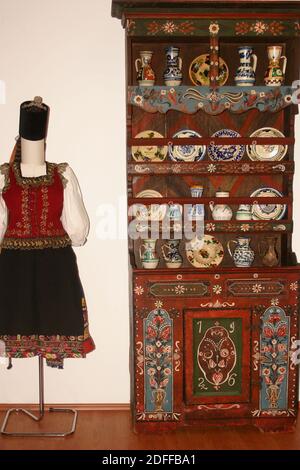 Vecchio hutch dipinto a mano tradizionale esposto al Museo del Villaggio di Bucarest, Romania. Foto Stock