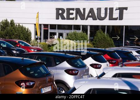 File foto del 23 maggio 2020 di una visione generale di una flotta Renault, a Parthenay, Francia. Il costruttore francese Renault ha dichiarato di aver ricevuto un campanello d'allarme giovedì con una perdita netta record di 7.29 miliardi di euro (8.6 miliardi di dollari) nel primo semestre dell'anno, inflitta dalla crisi della COVID-19 e dai problemi del suo partner di alleanza Nissan. Foto di David Niviere/ABACAPRESS.COM Foto Stock