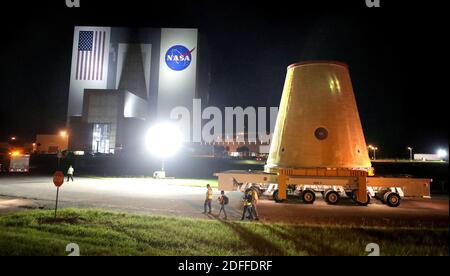 Un pezzo del razzo Artemis 1 viene trasportato al Kennedy Space Center, FL, USA, prima dell'alba giovedì 30 luglio 2020, dopo un viaggio di 13 giorni su una chiatta dal Marshall Space Flight Center della NASA a Huntsville, La sezione Ala. È un adattatore di fase per il razzo SLS (Massive Space Launch System) della NASA, in fase di sviluppo per i voli lunari con equipaggio nella missione Artemis, con piani futuri per possibili missioni umane su Marte. Il lancio di Artemis 1 è attualmente previsto per novembre 2021. Foto di Joe Burbank/Orlando Sentinel/TNS/ABACAPRESS.COM Foto Stock