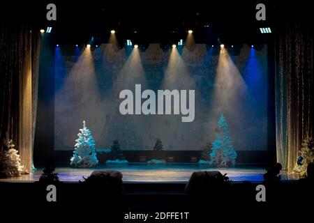 scena, scenografia con faretti colorati e fumo, albero di natale Foto Stock