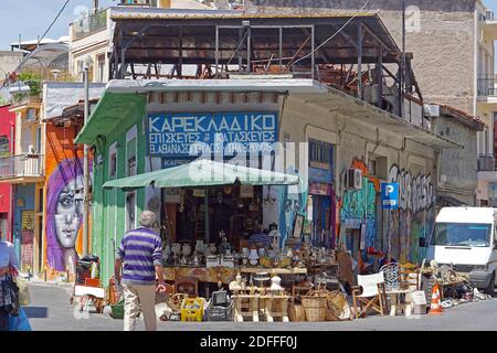 Atene, Grecia - 03 maggio 2015: Antico negozio di antiquariato all'angolo della strada nella città di Atene. Foto Stock