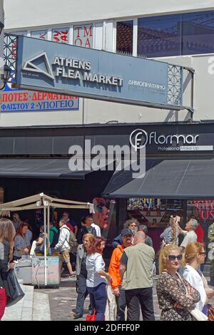 Atene, Grecia - 03 maggio 2015: Molte persone all'ingresso della città di Atene Monastiraki mercato delle pulci. Foto Stock