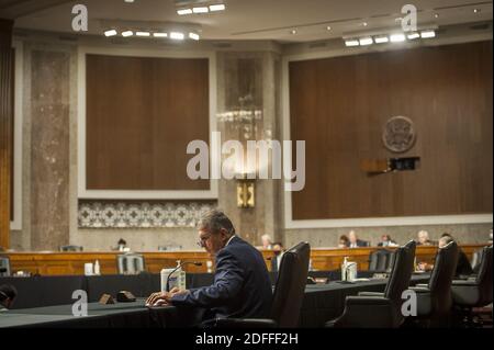 Il senatore degli Stati Uniti Joe Manchin III (democratico della Virginia occidentale), ascolta le domande poste al panel in occasione delle audizioni della commissione per i servizi armati del Senato degli Stati Uniti per esaminare la nomina di John E. Whitley, della Virginia, a direttore della valutazione dei costi e della valutazione del programma, Shon J. Manasco, Del Texas, sotto il Segretario dell'Aeronautica militare, Michele A. Pearce, della Virginia, per essere Consigliere Generale del Dipartimento dell'Esercito, tutto il Dipartimento della Difesa, Liam P. Hardy, della Virginia, Essere un giudice della Corte d'appello degli Stati Uniti per le forze armate, nell'ufficio B del Senato Dirksen Foto Stock