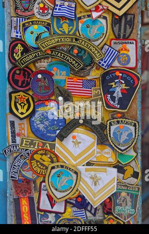 Atene, Grecia - 03 maggio 2015: Collezione di vecchi greco ricamati patch emblemi segni mix. Foto Stock