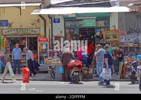 Atene, Grecia - 03 maggio 2015: Gruppo di persone di fronte ai vecchi negozi in via Ermou ad Atene. Foto Stock