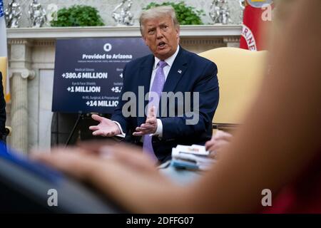 Il presidente Donald Trump fa delle osservazioni quando incontra il governatore dell'Arizona Doug Ducey nell'Ufficio ovale, mercoledì 5 agosto 2020. Foto di Doug Mills/piscina/ABACAPRESS.COM Foto Stock