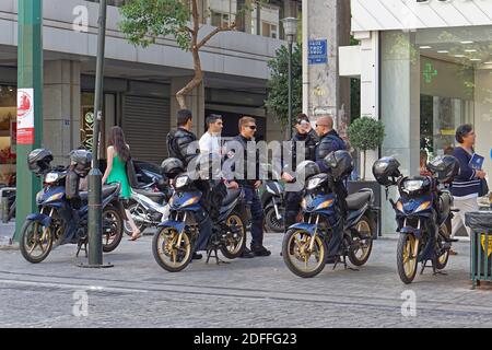 Atene, Grecia - 04 maggio 2015: Unità di polizia motociclistica per le strade della città di Atene. Foto Stock