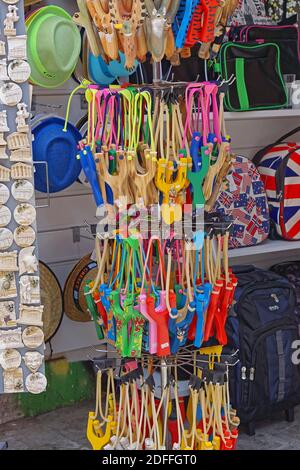 Atene, Grecia - 03 maggio 2015: Colorati in legno massiccio slingshots giocattoli per bambini in vendita. Foto Stock