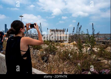 Le persone che si avvicinano al porto, sul luogo dell'esplosione, il 3° giorno dopo un'enorme esplosione sconosciuta al porto di Beirut, in Libano, il 7 agosto 2020. Foto di Ammar Abd Rabbo/ABACAPRESS.COM Foto Stock