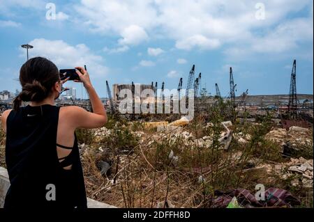 Le persone che si avvicinano al porto, sul luogo dell'esplosione, il 3° giorno dopo un'enorme esplosione sconosciuta al porto di Beirut, in Libano, il 7 agosto 2020. Foto di Ammar Abd Rabbo/ABACAPRESS.COM Foto Stock