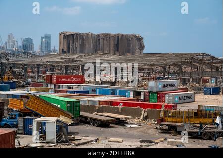 Le persone che si avvicinano al porto, sul luogo dell'esplosione, il 3° giorno dopo un'enorme esplosione sconosciuta al porto di Beirut, in Libano, il 7 agosto 2020. Foto di Ammar Abd Rabbo/ABACAPRESS.COM Foto Stock