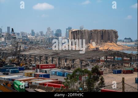 Le persone che si avvicinano al porto, sul luogo dell'esplosione, il 3° giorno dopo un'enorme esplosione sconosciuta al porto di Beirut, in Libano, il 7 agosto 2020. Foto di Ammar Abd Rabbo/ABACAPRESS.COM Foto Stock