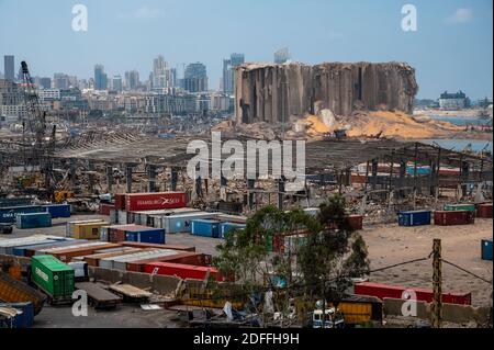 Le persone che si avvicinano al porto, sul luogo dell'esplosione, il 3° giorno dopo un'enorme esplosione sconosciuta al porto di Beirut, in Libano, il 7 agosto 2020. Foto di Ammar Abd Rabbo/ABACAPRESS.COM Foto Stock