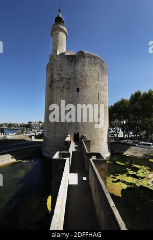 Aigues-Mortes, Francia, il 04 agosto 2020. Aigues-Mortes, città medievale classificata dall'UNESCO. La coltivazione del sale da parte dell'uomo risale all'antichità. A Aigues-Mortes Jules César, il primo, ha organizzato la produzione di sale marino su larga scala. Nel corso dei secoli, monarchi e religiosi hanno condiviso i profitti di questo sfruttamento. Con Re San Luigi nel 1856 fu creata la compagnia delle saline del Sud. Oggi le opere saline si sono distribuite su 8900 ettari e impiegano 150 persone. Prima della raccolta del sale, per sole 3 settimane all'anno, all'alba il fleur de sel viene raccolto con cura dall'operaio del sale Foto Stock