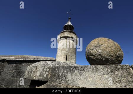 Aigues-Mortes, Francia, il 04 agosto 2020. Aigues-Mortes, città medievale classificata dall'UNESCO. La coltivazione del sale da parte dell'uomo risale all'antichità. A Aigues-Mortes Jules César, il primo, ha organizzato la produzione di sale marino su larga scala. Nel corso dei secoli, monarchi e religiosi hanno condiviso i profitti di questo sfruttamento. Con Re San Luigi nel 1856 fu creata la compagnia delle saline del Sud. Oggi le opere saline si sono distribuite su 8900 ettari e impiegano 150 persone. Prima della raccolta del sale, per sole 3 settimane all'anno, all'alba il fleur de sel viene raccolto con cura dall'operaio del sale Foto Stock