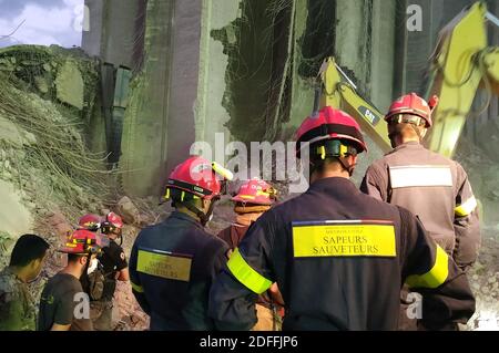 La squadra francese di SECURITE civile (sicurezza civile) di fronte al silo distrutto, n Beirut, Libano , il 07 agosto 2020, in quanto la Francia invia a Beirut esperti di ricerca e soccorso a bordo di tre aerei militari caricati con una clinica mobile e tonnellate di attrezzature mediche, Dopo una potente esplosione che ha attraversato la capitale libanese, il 04 agosto, dovuta all'accensione di un enorme deposito di nitrato di ammonio nel porto principale della città. I servizi di emergenza francesi sono ora impegnati nella costruzione di valutazioni di stabilità consolidamento a partire da oggi perizie, scuole francesi situate a Beirut. Altre squadre rimangono in rescu Foto Stock