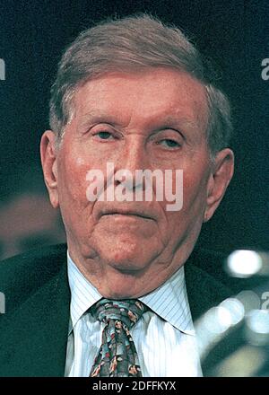 Sumner Redstone Dies at 97 - file photo - Sumner M. Redstone, Presidente del Consiglio di Amministrazione e Chief Executive Officer Viacom Inc., testimonia durante l'audizione dinanzi al Comitato del Senato degli Stati Uniti sulla sottocommissione giudiziaria sull'antitrust, i diritti delle imprese e la concorrenza in merito all'imminente fusione di Viacom/CBS a Washington, DC il 28 ottobre 1999. Credit: Ron Sachs / CNP /ABACAPRESS.COM Foto Stock